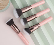 Handcrafted vegan and hypoallergenic LUXIE Kabuki Set delivers an airbrushed flawless finish