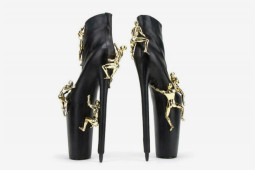 Lady Gaga turns her „FAME“ into a black color scent United Nude designs heels in Gaga‘s fashion
