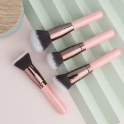 Handcrafted vegan and hypoallergenic LUXIE Kabuki Set delivers an airbrushed flawless finish