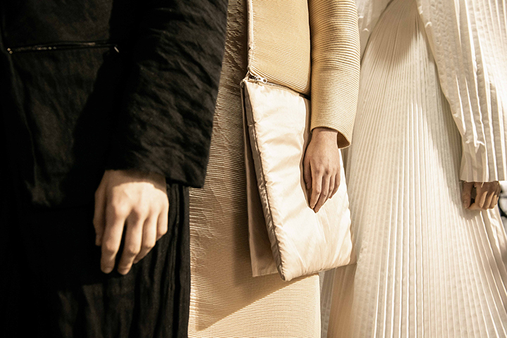 DZHUS AW22